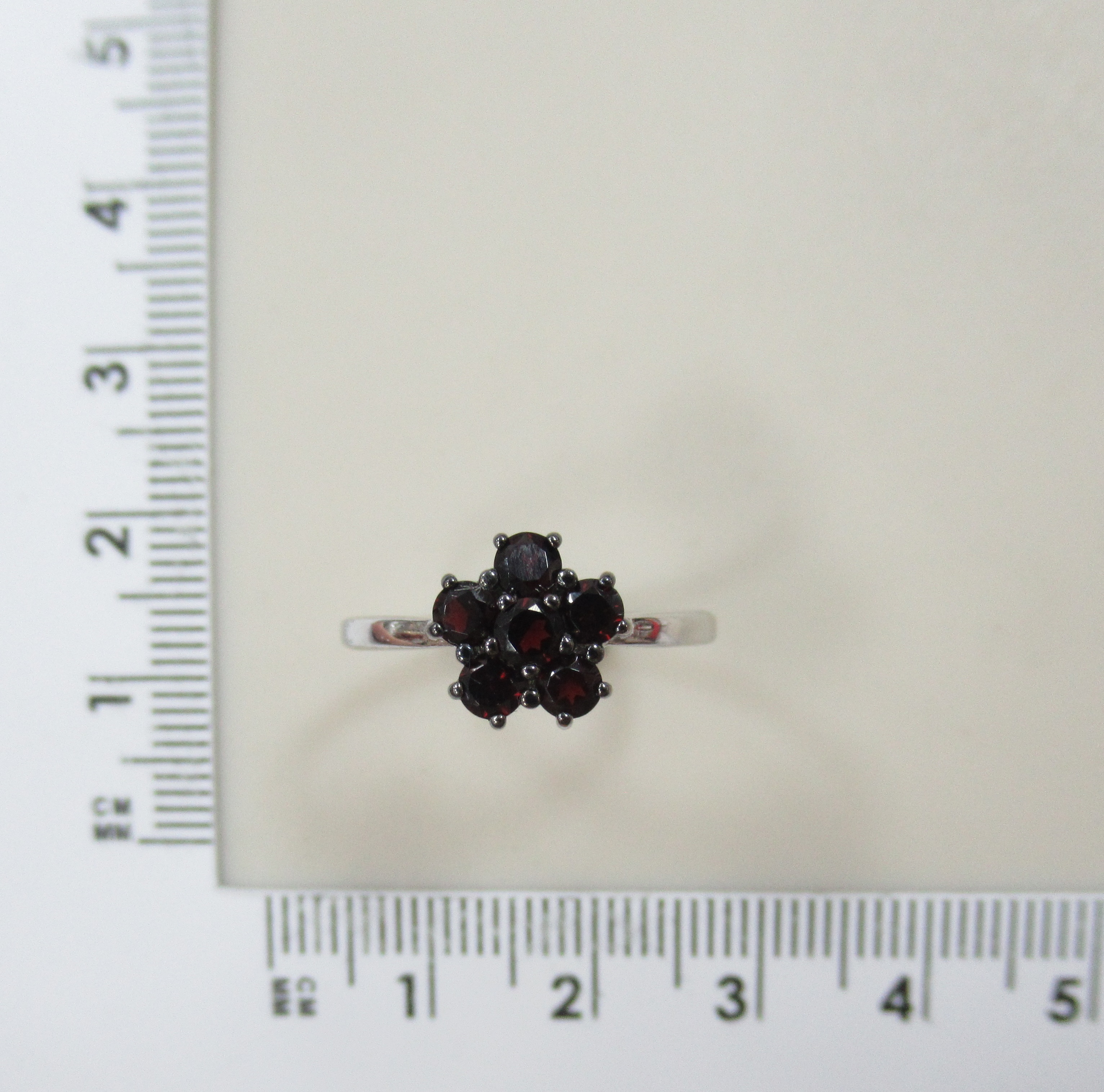 Серебряное кольцо с чешскими гранатами "Цветок"